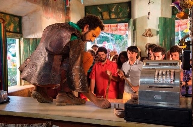 Bento convoca o povo de Grotas para ir atrás de Santo (Domingos Montagner) em "Velho Chico" - Globo/ Estevam Avellar