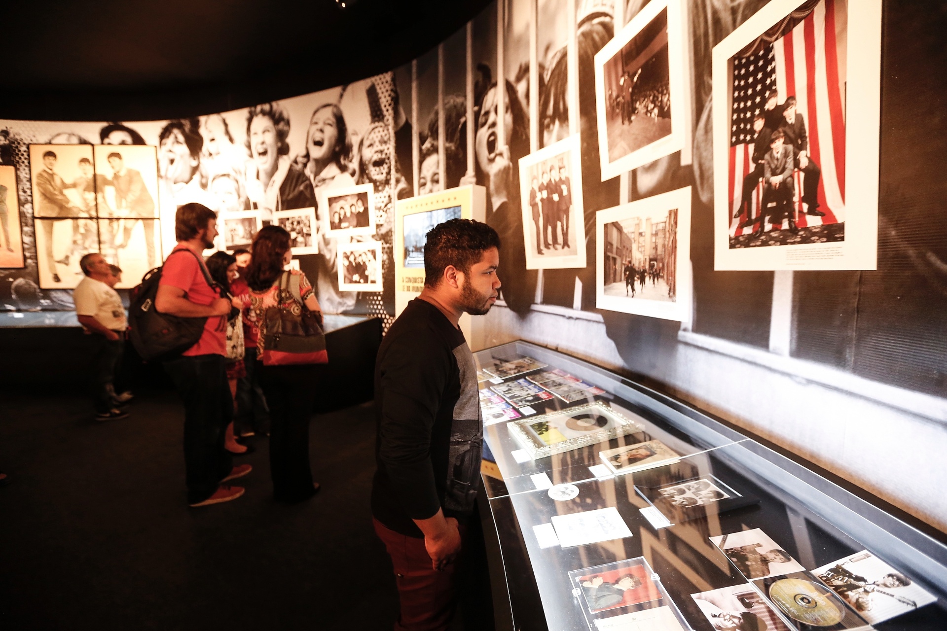 6.set.2016 - Fã de Beatles, André Luis Silva visita a exposição "Beatleamania Experience" em São Paulo - Lucas Lima/UOL