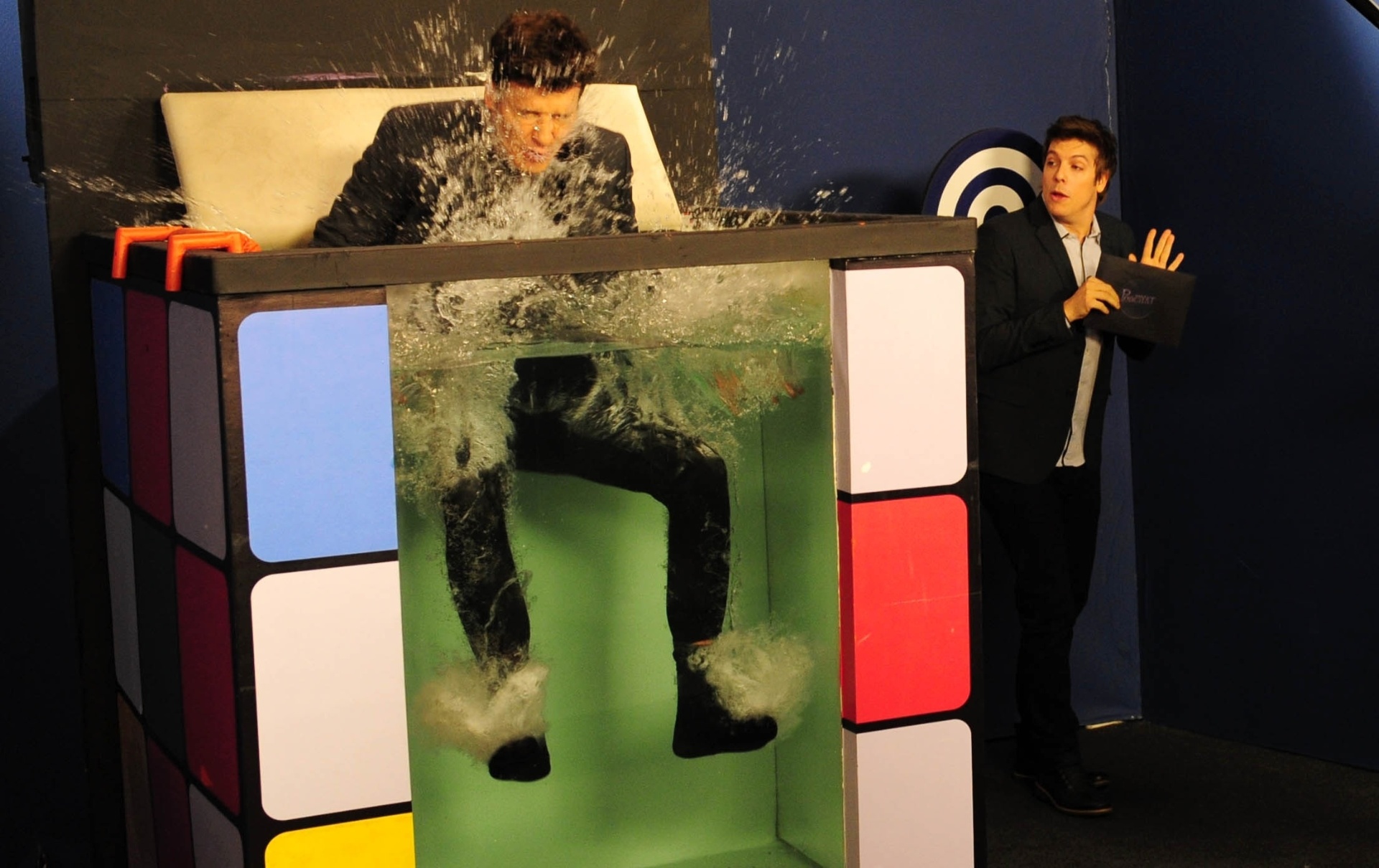 No "Programa do Porchat", Rodrigo Faro cai em tanque com água. A brincadeira foi inspirada na queda de Silvio Santos num tanque cheio de água ao vivo no programa "Topa Tudo por Dinheiro", em 1992 - Junior Lago/UOL