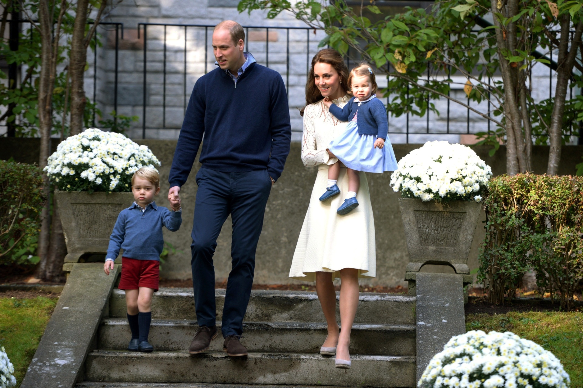 29.set.2016 - Príncipe William e Kate Middleton posam com os filhos George e Charlotte durante passagem da Família Real Britânica pelo Canadá - Chris Wattie/Reuters