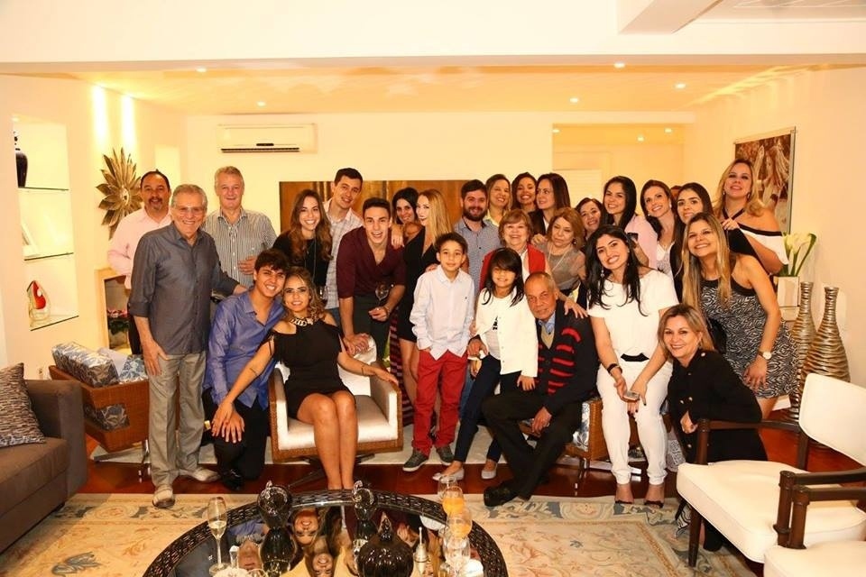 set.2016 - Renata Domingues (sentada de preto, à esquerda), nova namorada de Carlos Alberto de Nóbrega, posa para foto de grupo com o humorista - Reprodução/Facebook