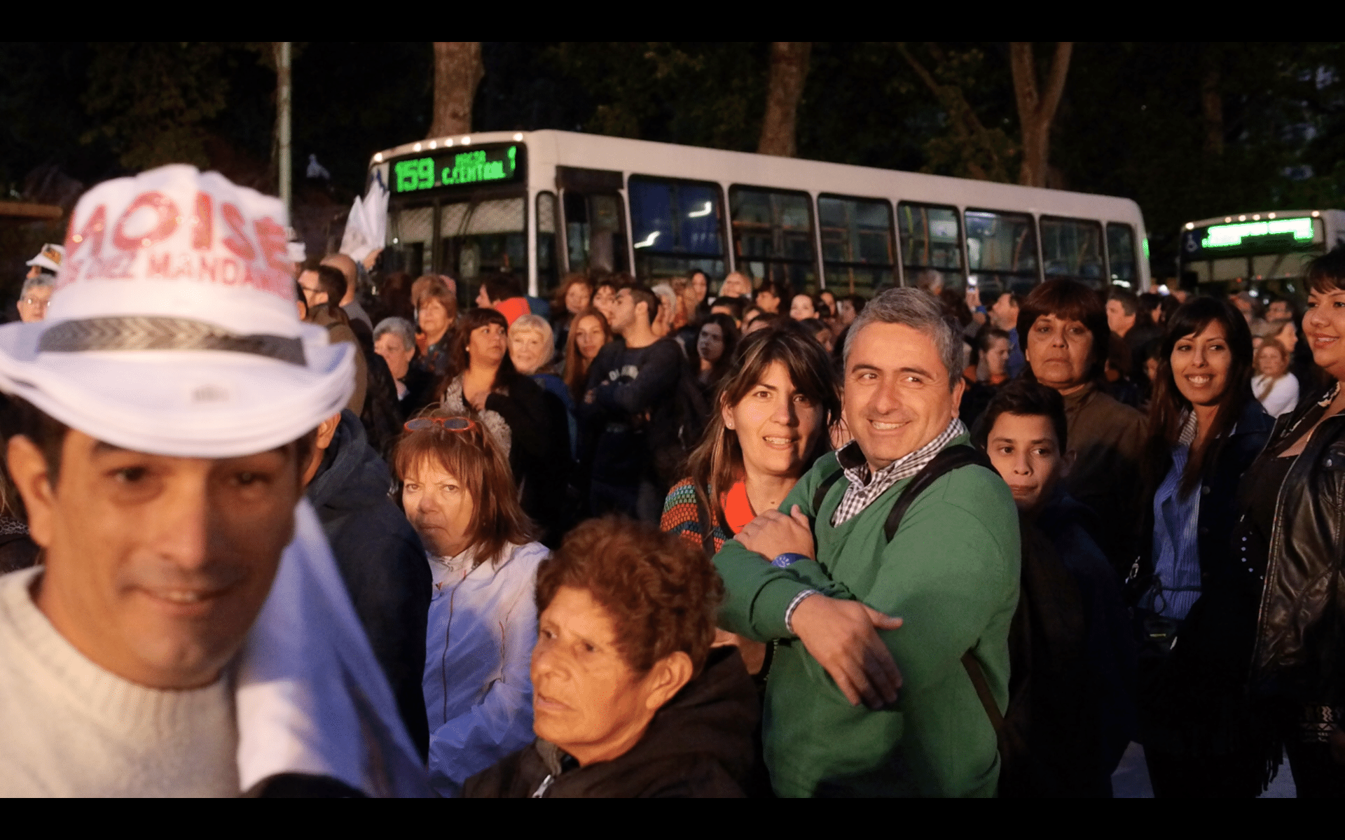 17.nov.2016 -Milhares de fãs de reúnem no Luna Park, uma tradicional casa de espetáculos de Buenos Aires, para acompanhar a abertura do Mar Vermelho da novela "Moises y Los Diez Mandamientos" - Grégoire Bouquet/UOL