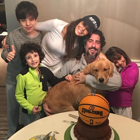 Marcos Mion e Suzana Gullo em momento família ao lados dos filhos Romeo, Stefano, Donatella e da cadela Pankeka - Arquivo Pessoal