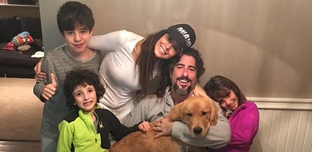 Marcos Mion e Suzana Gullo em momento família ao lados dos filhos Romeo, Stefano, Donatella e da cadela Pankeka - Arquivo Pessoal - Arquivo Pessoal