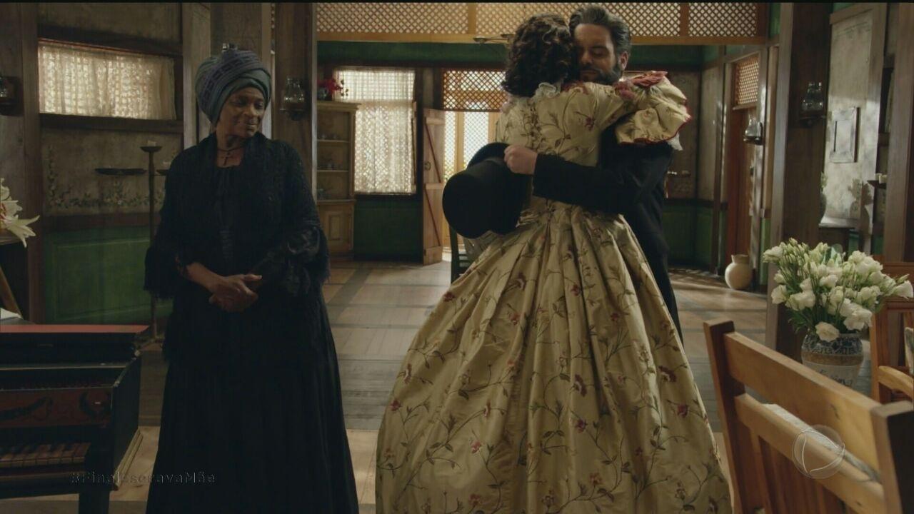 Após passagem de tempo em "Escrava Mãe", Isaura aparece crescida, mas de costas, com a mesma caracterização de Bianca Rinaldi, que interpretou a personagem em "A Escrava Isaura" (2004) - Reprodução/Record