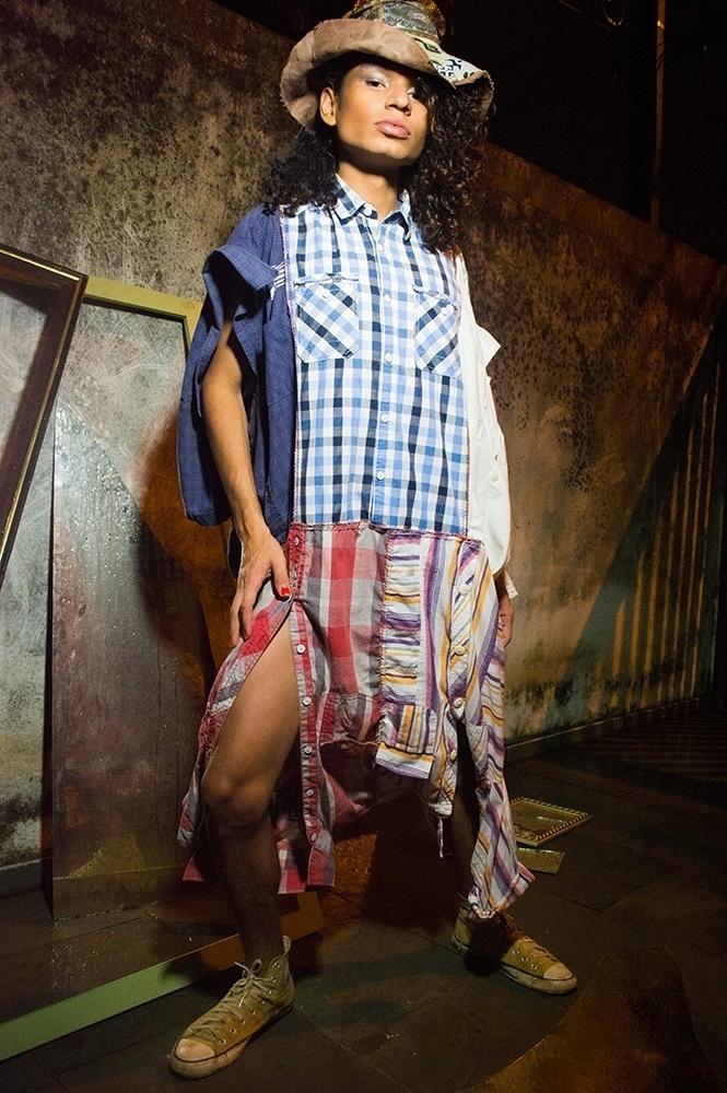 Para construir suas peças, Vicente vai atrás de roupas descartadas ou recebe doações. Depois, desconstrói tudo. Ela corta, transforma em pedaços de tecidos e faz novos tingimentos. Por fim, cria estampas e bordados. Com três camisetas e quatro camisas, ela cria um novo vestido, por exemplo - Rafael Kennedy e Carlos Poblete/Bapho Produções/Divulgação