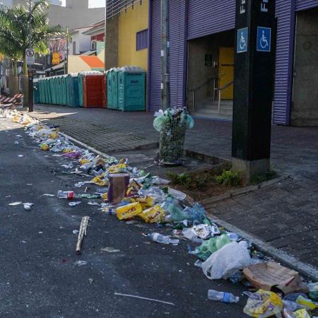 Após o sábado de folia com os blocos de Carnaval, ruas do bairro de Pinheiros, na zona oeste de São Paulo, amanhecem com acumulo de lixo e depredações. Três banheiros químicos foram incendiados na manhã deste domingo na rua dos Pinheiros e a fachada de um estacionamento foi atingida pelas chamas. Os bombeiros precisaram ser acionados para conter as chamas - Marco Ambrosio/Framephoto/Estadão Conteúdo