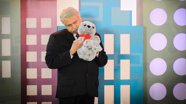 Jorge Bevilácqua (Welder Rodrigues) segura foca do quadro "Jardim Urgente", do "Tá no Ar" - Caiuá Franco/TV Globo - Caiuá Franco/TV Globo