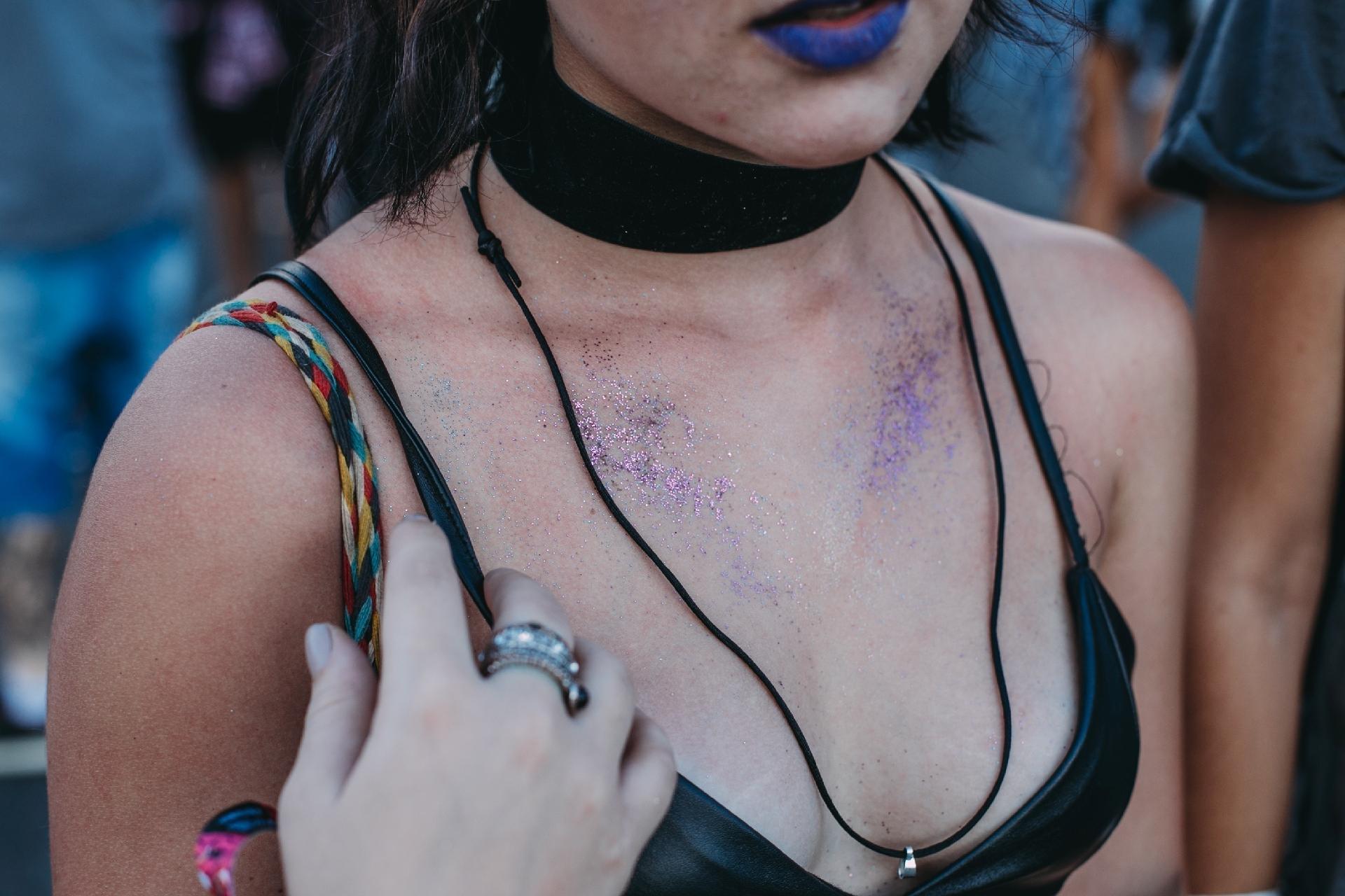 Público abusa da purpurina no festival Lollapalooza, em São Paulo, no Autódromo de Interlagos - Felipe Gabriel/UOL