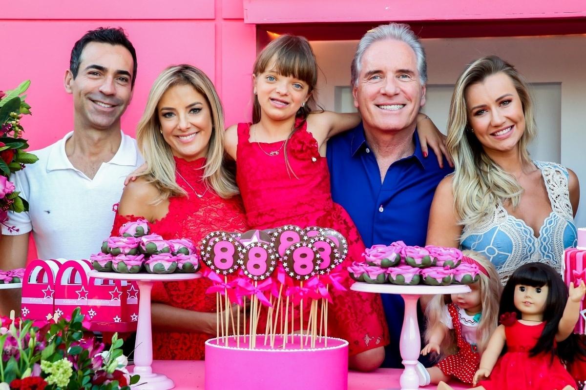 Rafa Justus posa com os pais, Ticiane Pinheiro e Roberto Justus, e os respectivos pares deles, César Tralli e Ana Paula Siebert - Manuela Scarpa/Brazil News