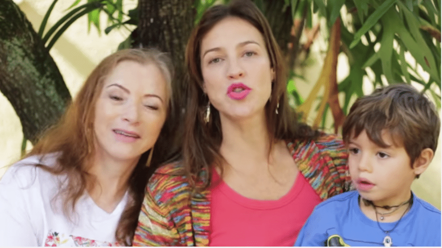 Luana Piovani com o filho, Dom, e a mãe, Francis - Reprodução/YouTube