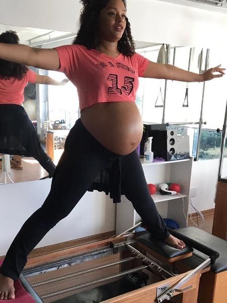 Grávida de nove meses, Juliana Alves faz pilates para se preparar para o parto - Reprodução/Instagram/julianaalvesiam
