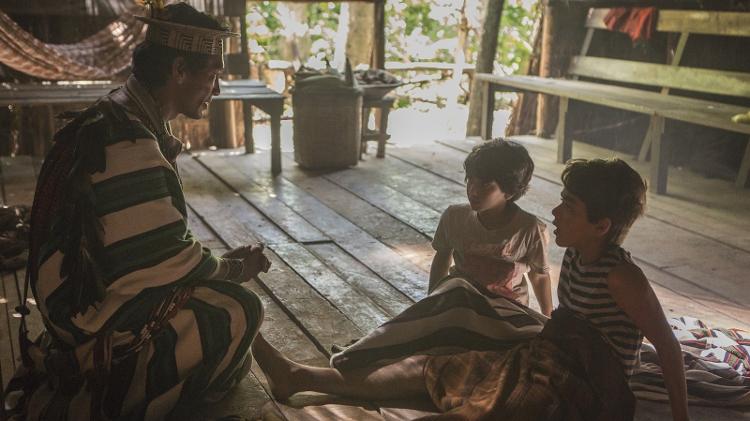 Índio quando resgatou os meninos Ruy e Zeca das águas do rio em "A Força do Querer" - Reprodução/GShow - Reprodução/GShow