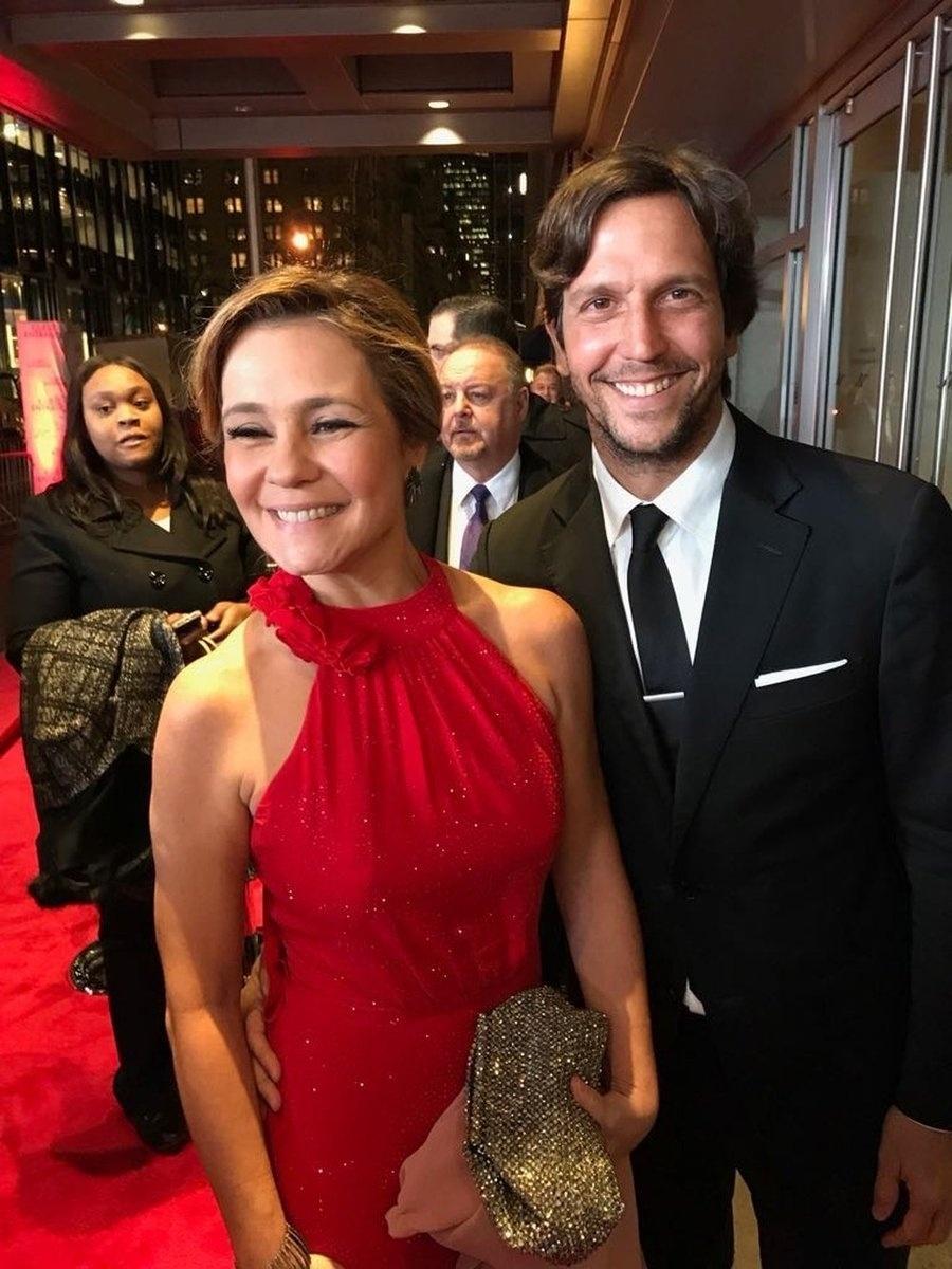 Adriana Esteves, indicada a melhor atriz por "Justiça", posa com o marido, Vladimir Brichta, no tapete vermelho do Emmy Internacional 2017 - Reprodução/Twitter/redeglobo