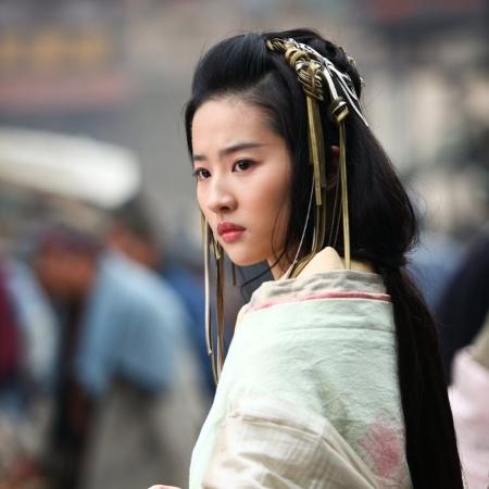 A atriz Yifei Liu é a escolhida para viver Mulan nos cinemas - Reprodução - Reprodução