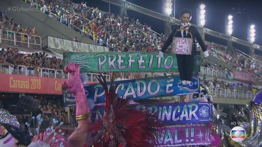 O prefeito carioca Marcelo Crivella é transformado em Judas no desfile da Mangueira, sobre as palavras: "Prefeito, pecado é não brincar o Carnaval!" - Reprodução/TV Globo