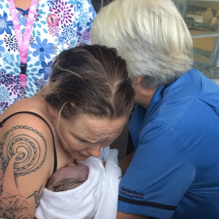Kelly no momento do nascimento da filha no estacionamento do hospital - Acervo pessoal