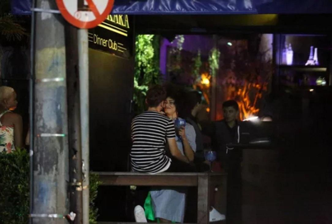 Hall Mendes e Flavia Cavalcanti, atores de "Malhação", trocaram beijos e carinhos em festa - Imagem/AgNews