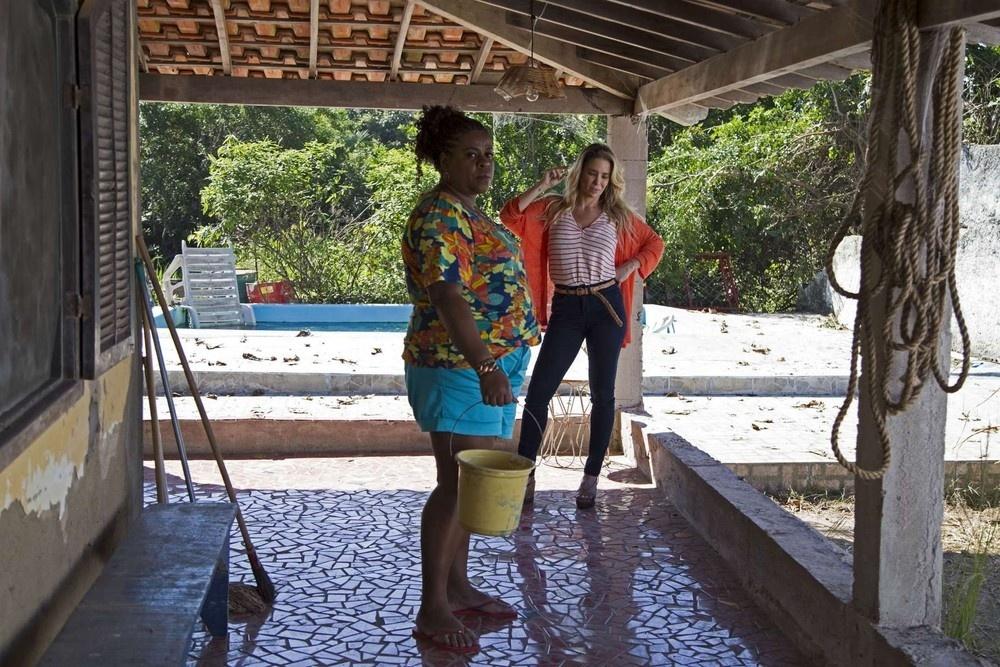 Cena do filme "Os Farofeiros", que mostra a história de um grupo de amigos passando perrengues na praia - Divulgação