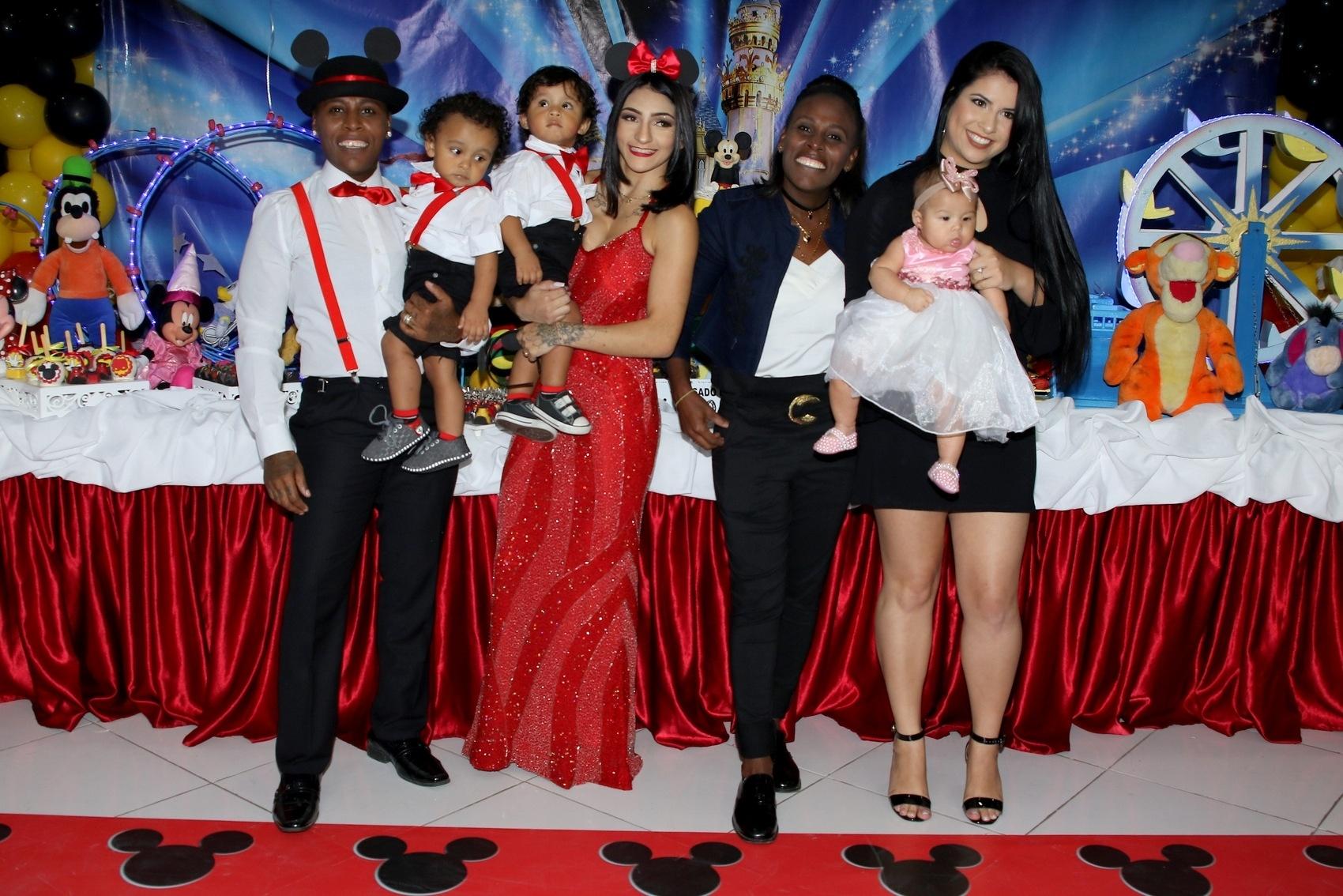 Família completa! Pepê e Thalyta Santos com os filhos gêmeos  João Gael e Enzo Fabiano  e Neném e Thais  com a filha Valentina - Thiago Duran/AgNews 