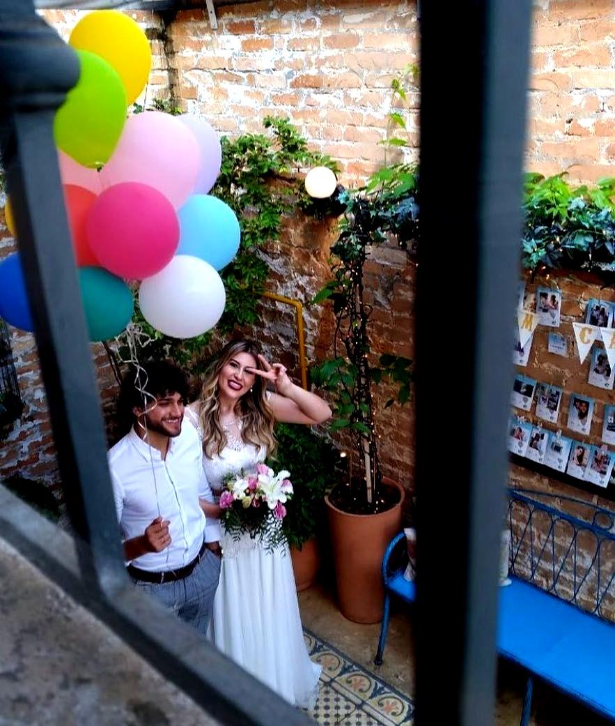Os noivos com bexigas inspiradas no desenho Up - Altas Aventuras - Reprodução/Instagram