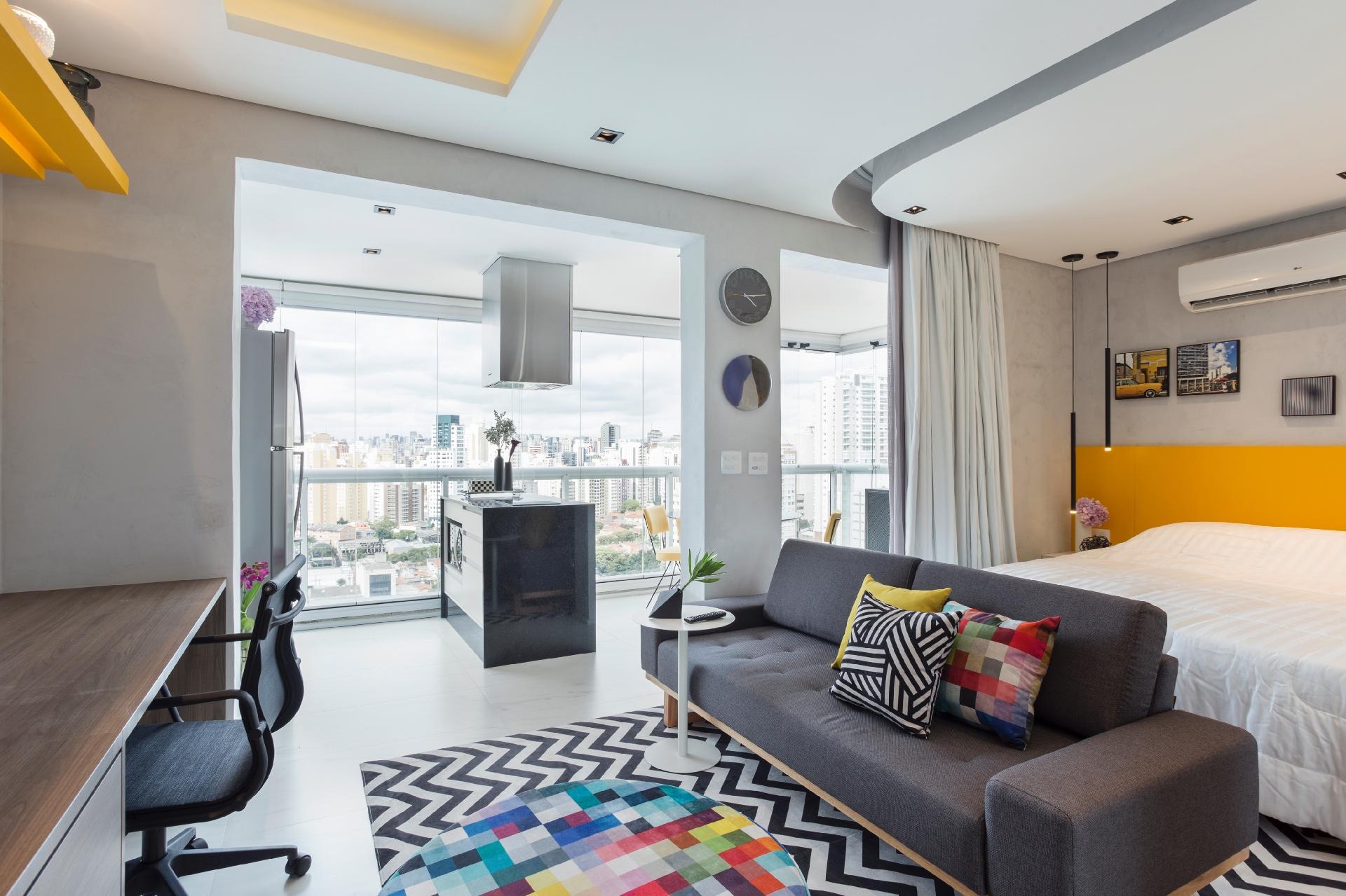 Se você está pensando em investir em locação do tipo Airbnb e Booking, lembre-se de que o perfil do cliente é desconhecido e a identidade do imóvel não é muito definida. "Escolha uma decoração que não seja nem sóbria, nem despojada",  ensina Igor Miyahara, autor do projeto deste apartamento de 38 m², em um flat. Este apê foi planejado com base neutra, toques de cor e detalhes estampados - Maura Mello/Divulgação