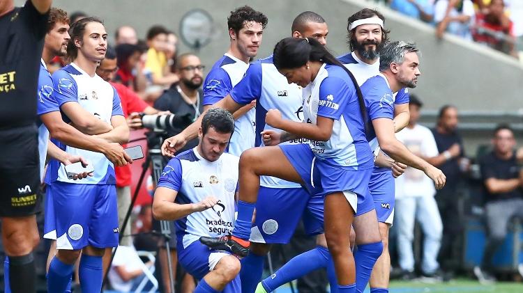 Artistas brincam com pé "certeiro" de Ludmilla e festejam o segundo gol da cantora - Roberto Filho/Brazil News - Roberto Filho/Brazil News