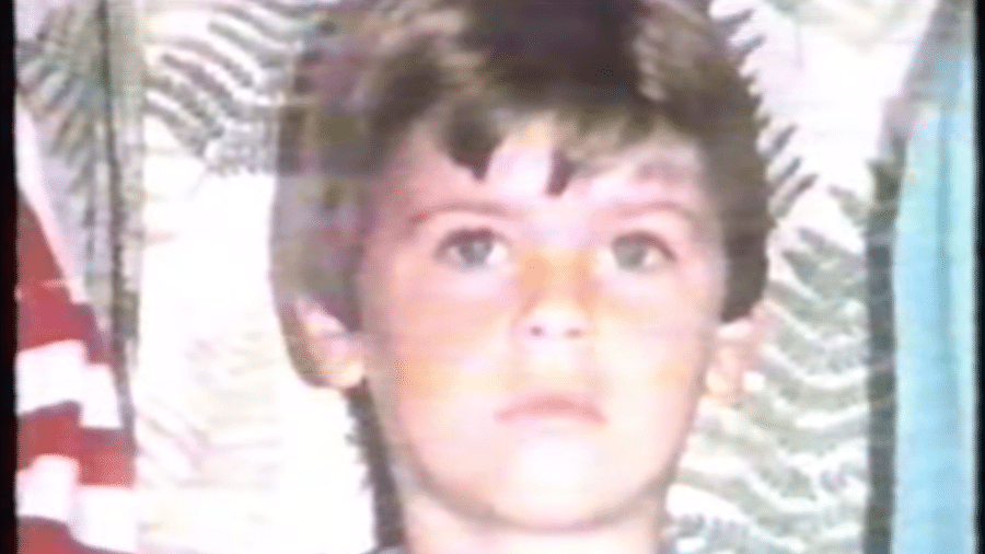 Menino Evandro foi sequestrado em 1992 e seu corpo foi encontrado num matagal de Guaratuba (PR) com órgãos arrancados e pés e mãos cortados - Reprodução