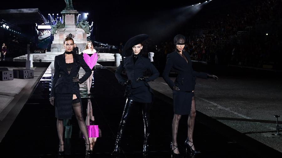 Irina Shayk ao lado da modelo, Bella Hadid, que também foi uma das modelos presentes no desfile da quinta-feira (13) - Miguel Medina/AFP