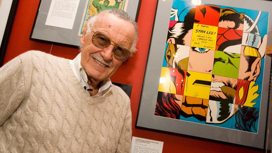 Stan Lee diante de quadro com suas criações - Mat Szwajkos/Getty Images