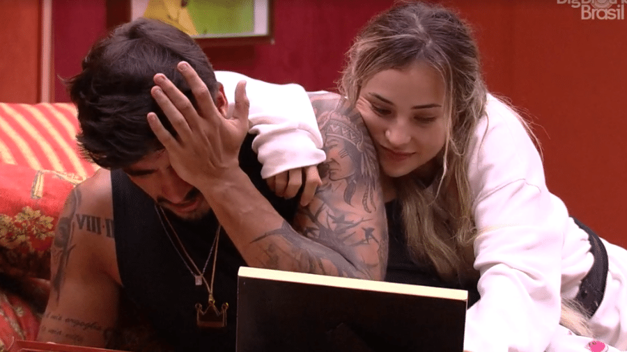Gabi e Guilherme no quarto do líder - Reprodução/Globoplay
