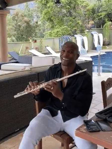 Terry Crews pediu aos fãs sugestões de músicas para tocar na flauta - Reprodução/Instagram