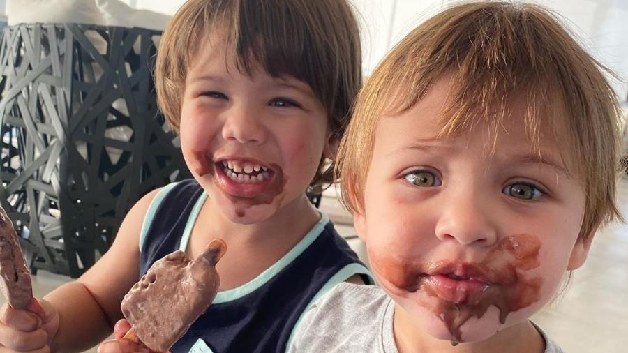 Gusttavo Lima mostra seus filhos, Samuel e Gabriel lambuzados de picolé - Reprodução/Instagram