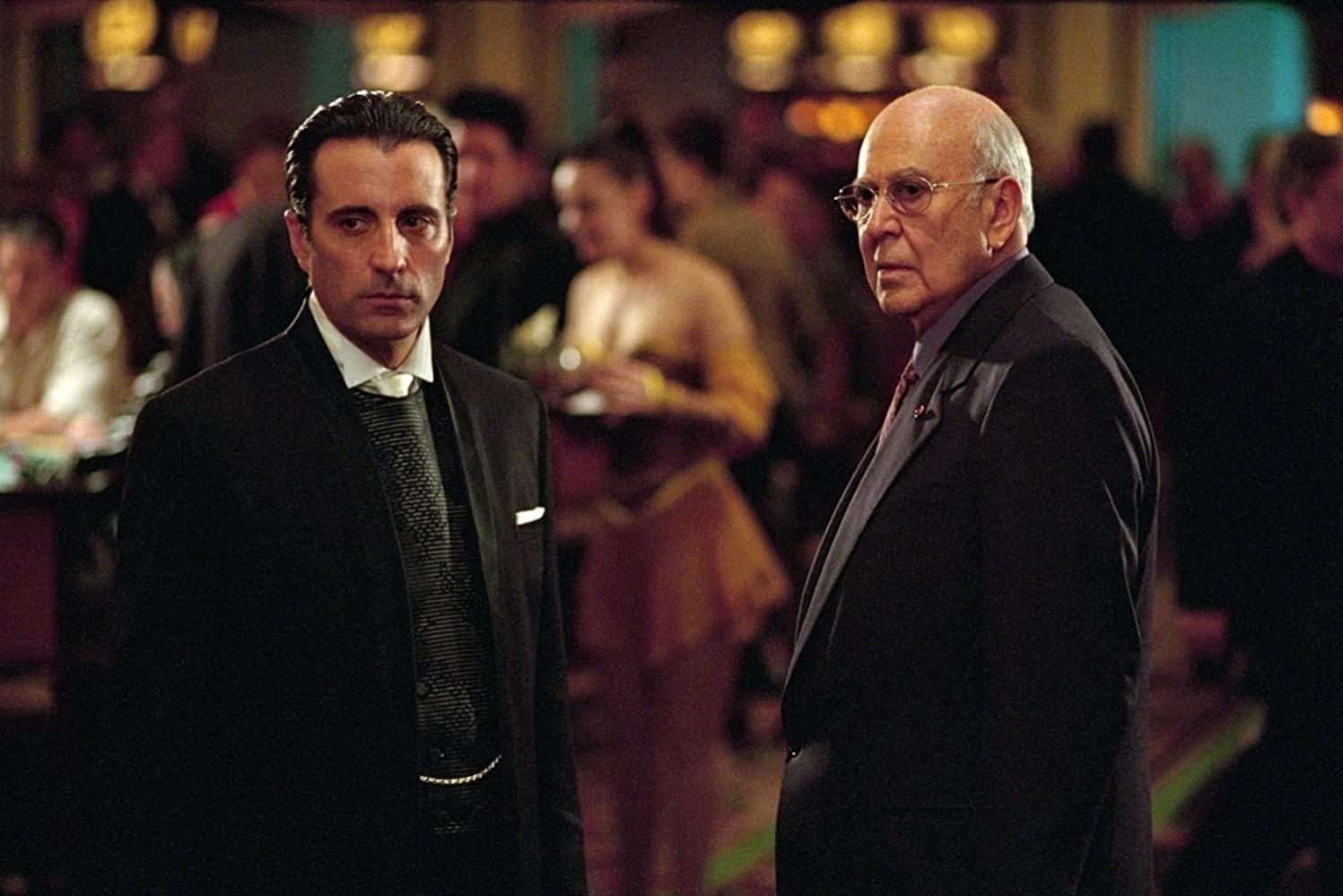 Carl e Andy Garcia em 'Onze Homens e um Segredo' - © 2001 - Warner Bros.