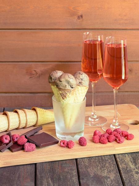 Vinho rosé: pode fazer par para doces como salada de frutas com sorvete - Getty Images/iStockphoto