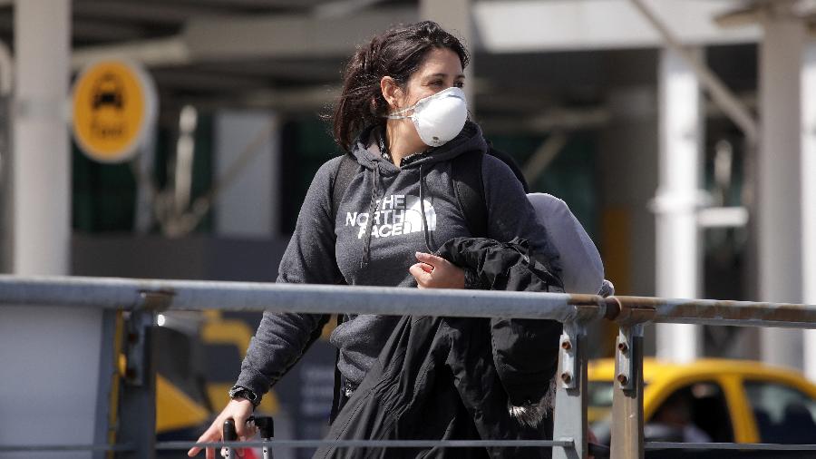 Passageira no aeroporto internacional de Ezeiza, em Buenos Aires - NurPhoto via Getty Images