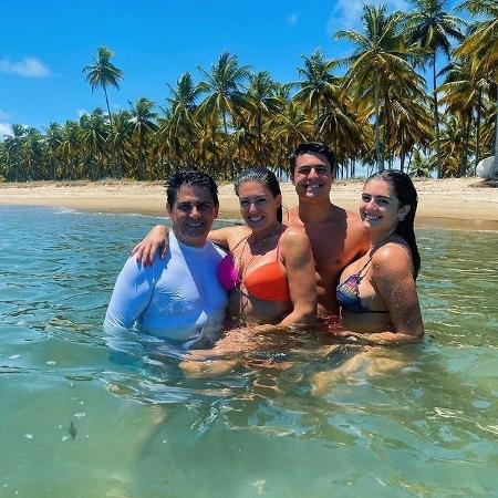 César Filho compartilha foto em praia com a família - Reprodução / Instagram