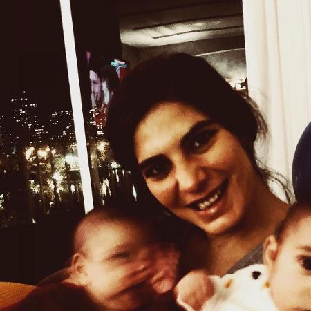 Andréia Sadi posa com os gêmeos João e Pedro de três meses - Reprodução/Instagram