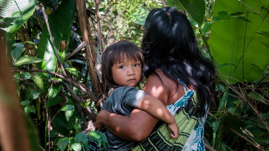 Mulher Ka"apor e seu filho em uma expedição de pesca na área recém-ocupada e fortemente desmatada da TI Alto Turiaçu, Maranhão - Andrew Johnson