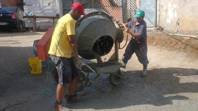 Moradores asfaltam rua em favela da zona sul de SP. - Flavia Santos / - Flavia Santos /