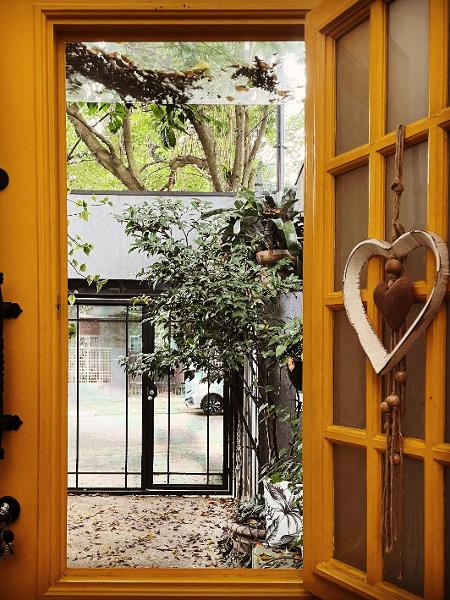 A entrada da casa tem porta amarela e uma pequena janela - Arquivo pessoal - Arquivo pessoal