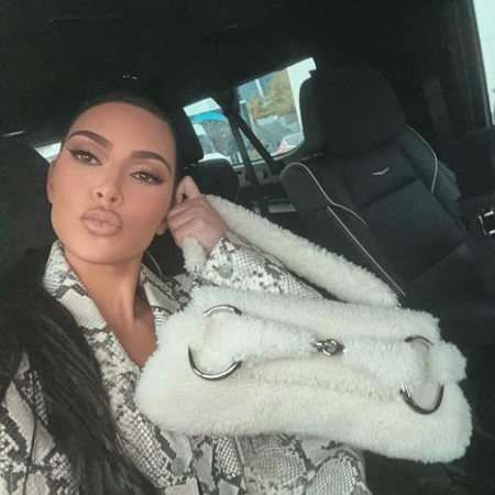 Kim Kardashian e seus looks de peles, animal print e maquiagem forte