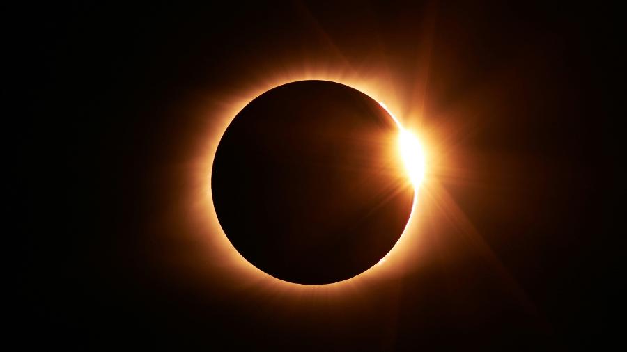 Imagem simula o eclipse total do Sol