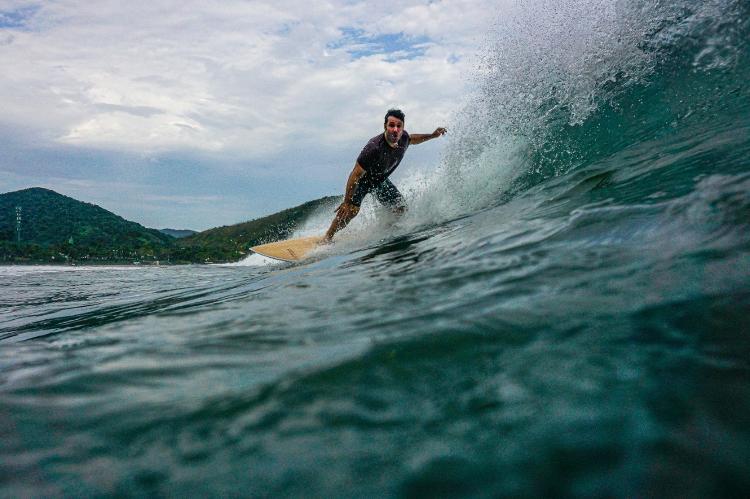 Rogério pratica surfe há 40 anos, desde os 13