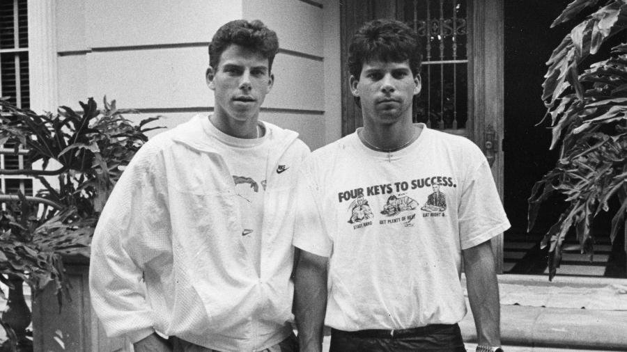 Os irmãos Lyle e Erik Menendez foram condenados à prisão perpétua por assassinarem os pais em 1989 - Getty Images