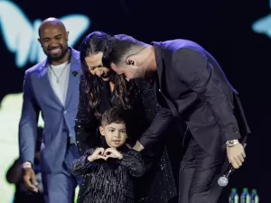 'Eu vejo o Léo cantando Marília Mendonça', diz mãe da cantora sobre o neto