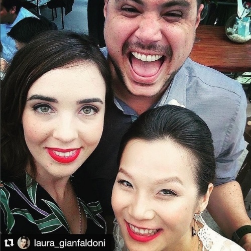 9.ago.2015 - O casal Raul e Laura também fez selfie com a noiva