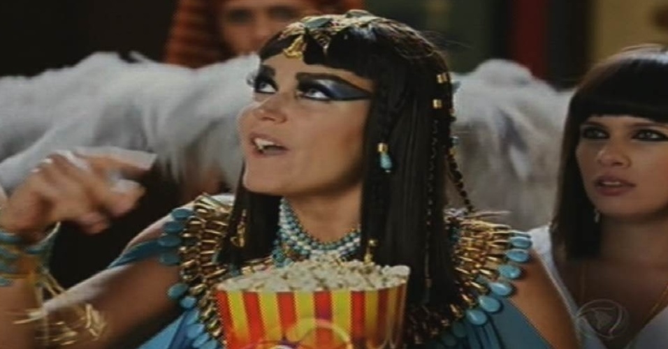 17.ago.2015 - Vestida de egípcia, Xuxa participa de uma cena da novela "Dez Mandamentos" em sua estreia na Record