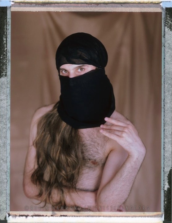 "Minha sociedade é governada por religiões que recusam radicalmente a minha sexualidade e, por isso, eu sempre tenho que me esconder atrás de máscaras como essa", Sally, da Síria. - Robin Hammond