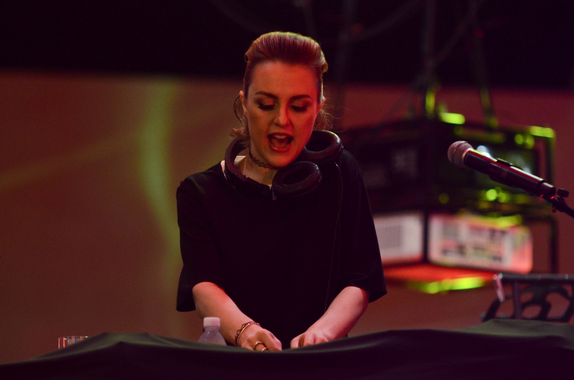 18.set.2015 - DJ Mary Olivetti faz uma homenagem a Lincoln Olivetti tocando no Palco Eletronica, nessa sexta-feira (18), durante festival Rock in Rio 2015 - Adriano Ishinashi/Agência Estado
